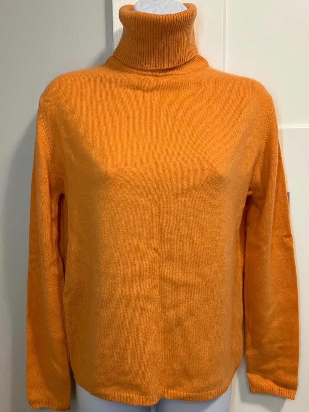 100% Cashemere Turtleneck Orange Sweater size M